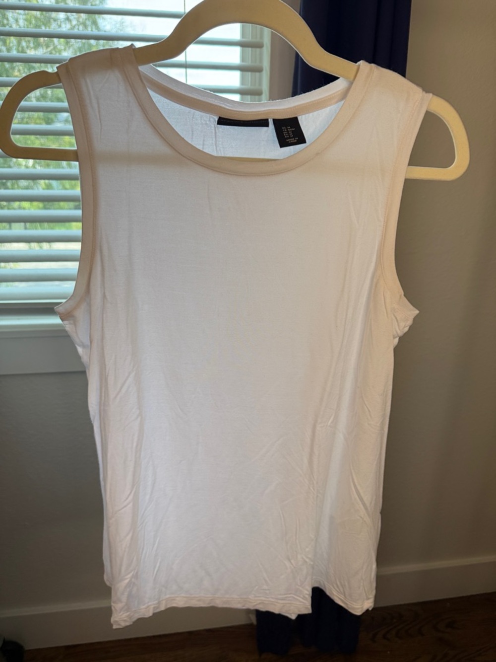 Adrienne Vittadini White Sleeveless Crewneck Tank